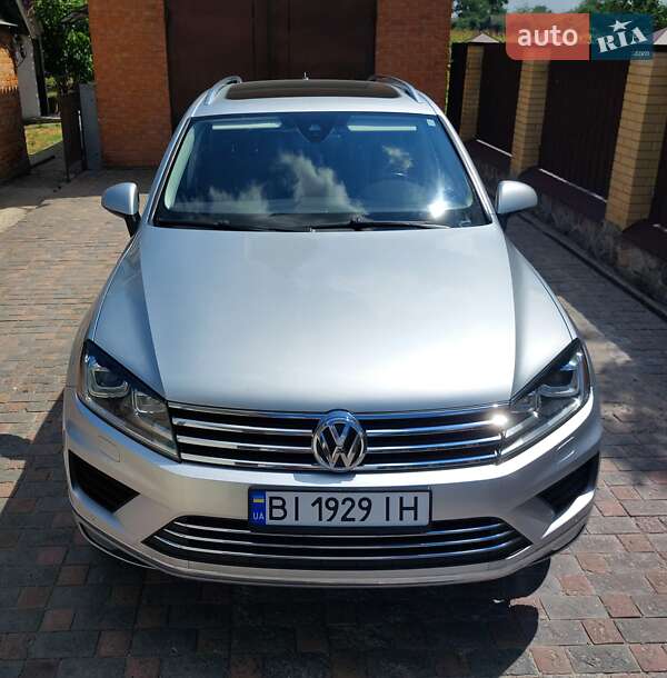 Позашляховик / Кросовер Volkswagen Touareg 2015 в Полтаві