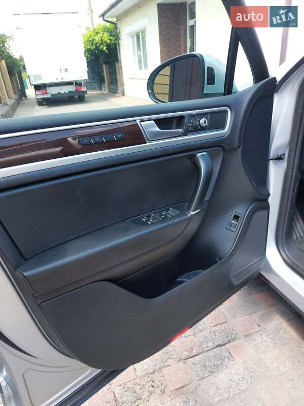 Позашляховик / Кросовер Volkswagen Touareg 2015 в Полтаві