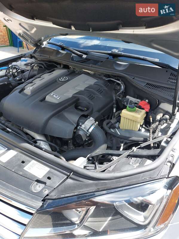 Позашляховик / Кросовер Volkswagen Touareg 2015 в Полтаві