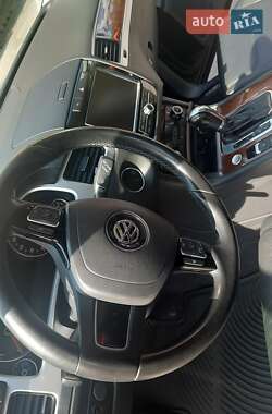 Внедорожник / Кроссовер Volkswagen Touareg 2012 в Киеве