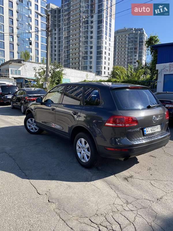 Внедорожник / Кроссовер Volkswagen Touareg 2011 в Киеве