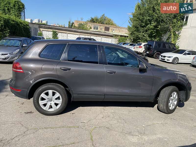 Внедорожник / Кроссовер Volkswagen Touareg 2011 в Киеве