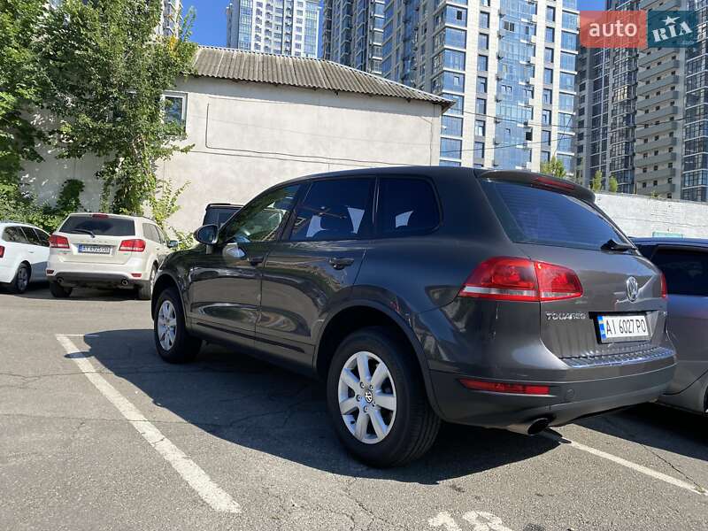 Внедорожник / Кроссовер Volkswagen Touareg 2011 в Киеве