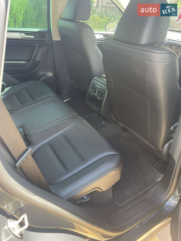 Внедорожник / Кроссовер Volkswagen Touareg 2015 в Кропивницком