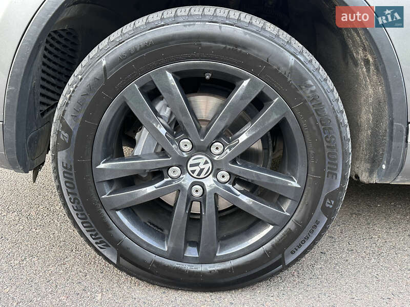 Внедорожник / Кроссовер Volkswagen Touareg 2011 в Ровно