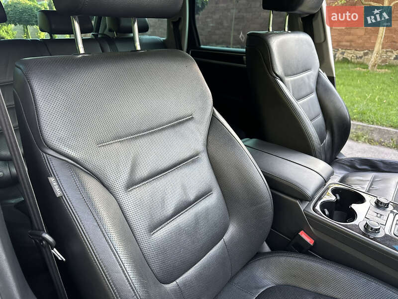 Внедорожник / Кроссовер Volkswagen Touareg 2011 в Ровно