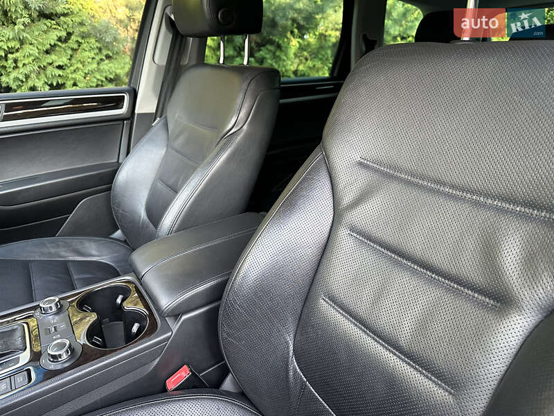 Внедорожник / Кроссовер Volkswagen Touareg 2011 в Ровно