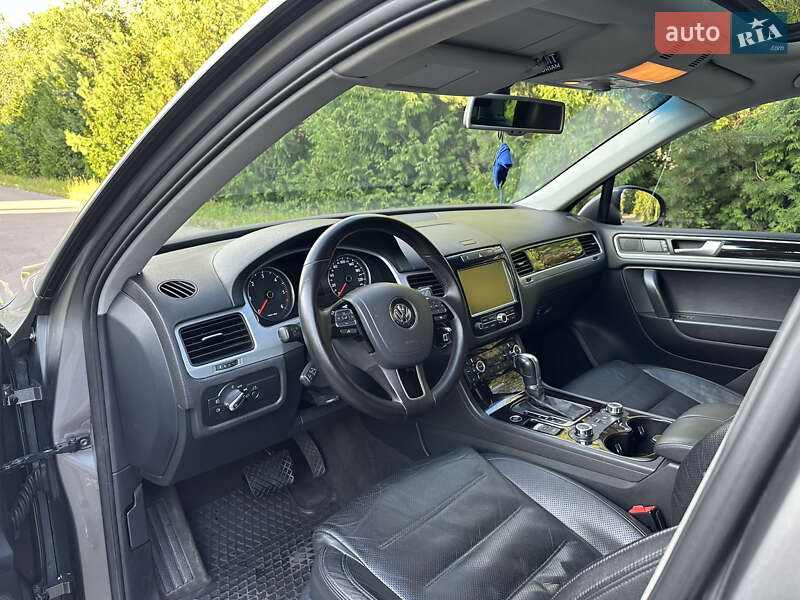 Внедорожник / Кроссовер Volkswagen Touareg 2011 в Ровно