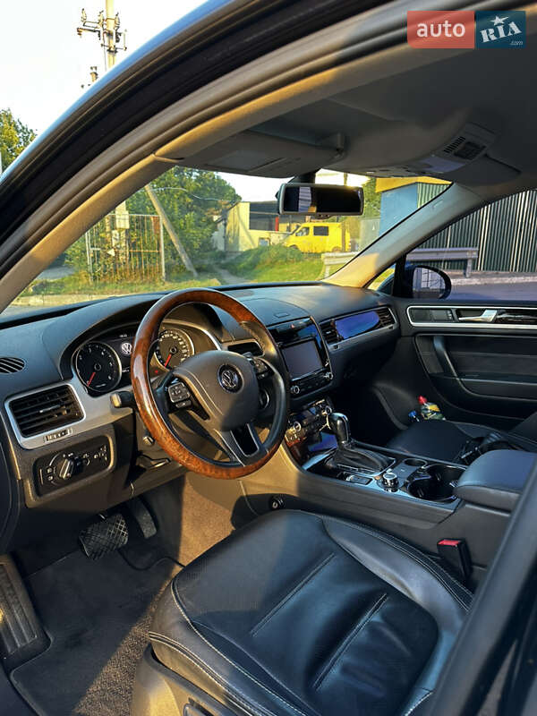 Внедорожник / Кроссовер Volkswagen Touareg 2012 в Хмельницком
