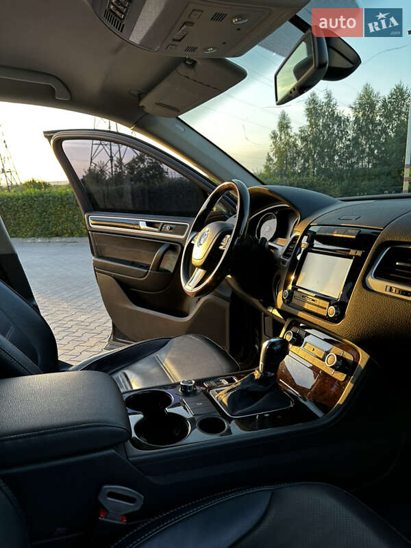 Внедорожник / Кроссовер Volkswagen Touareg 2012 в Хмельницком