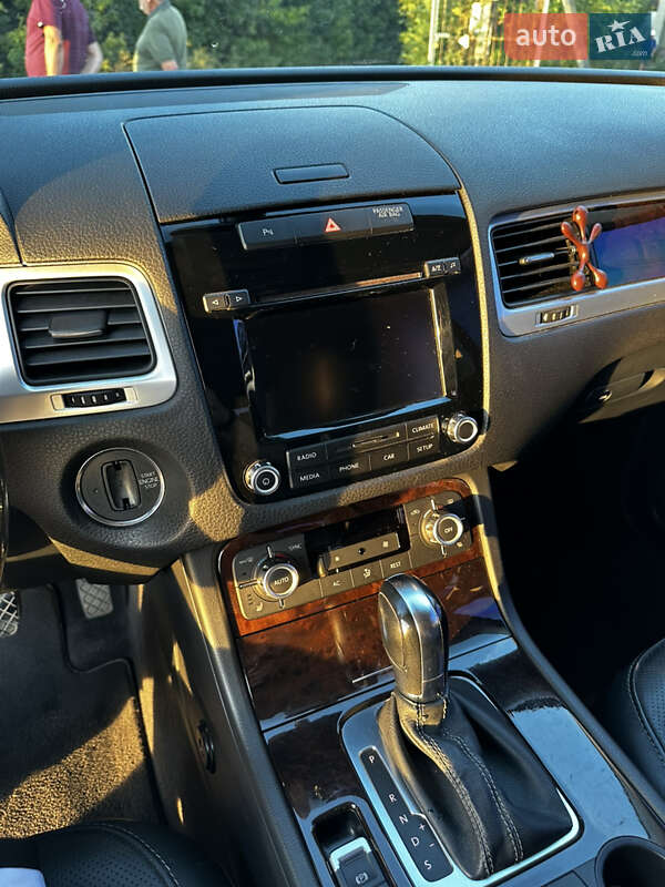 Внедорожник / Кроссовер Volkswagen Touareg 2012 в Хмельницком
