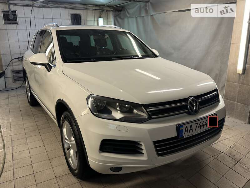 Внедорожник / Кроссовер Volkswagen Touareg 2012 в Киеве