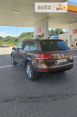 Внедорожник / Кроссовер Volkswagen Touareg 2012 в Львове