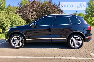 Позашляховик / Кросовер Volkswagen Touareg 2015 в Києві