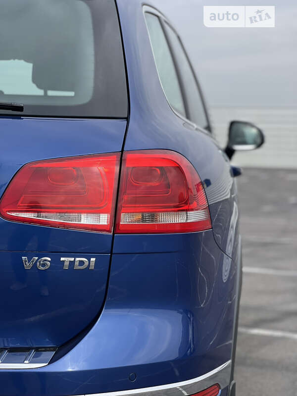 Позашляховик / Кросовер Volkswagen Touareg 2015 в Львові
