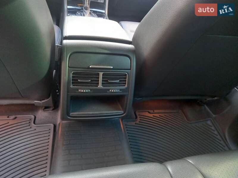Внедорожник / Кроссовер Volkswagen Touareg 2012 в Тернополе