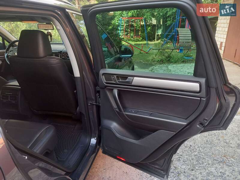 Внедорожник / Кроссовер Volkswagen Touareg 2012 в Тернополе