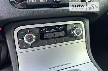 Внедорожник / Кроссовер Volkswagen Touareg 2012 в 