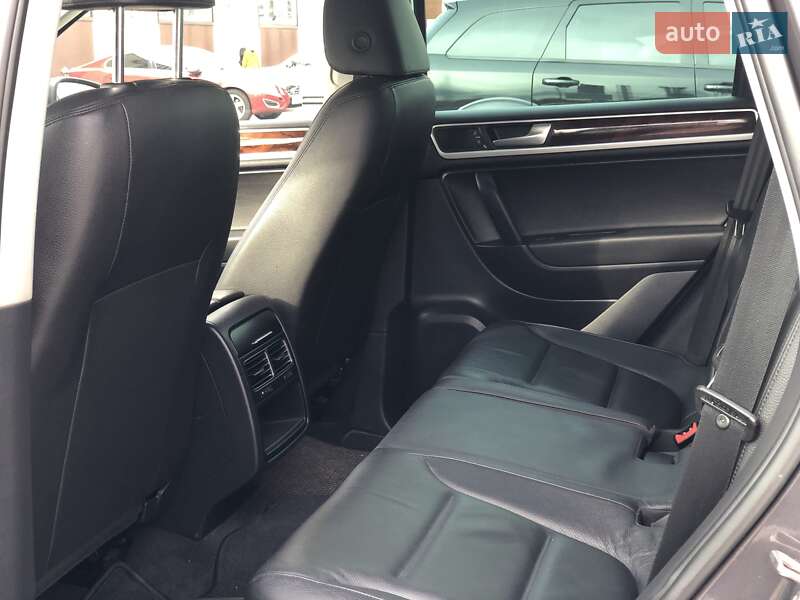 Внедорожник / Кроссовер Volkswagen Touareg 2011 в Киеве