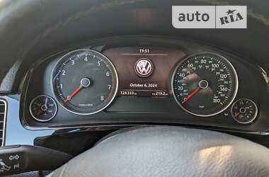 Внедорожник / Кроссовер Volkswagen Touareg 2014 в Ровно