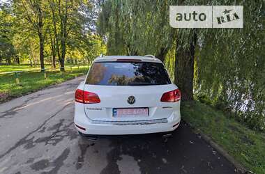 Внедорожник / Кроссовер Volkswagen Touareg 2014 в Ровно