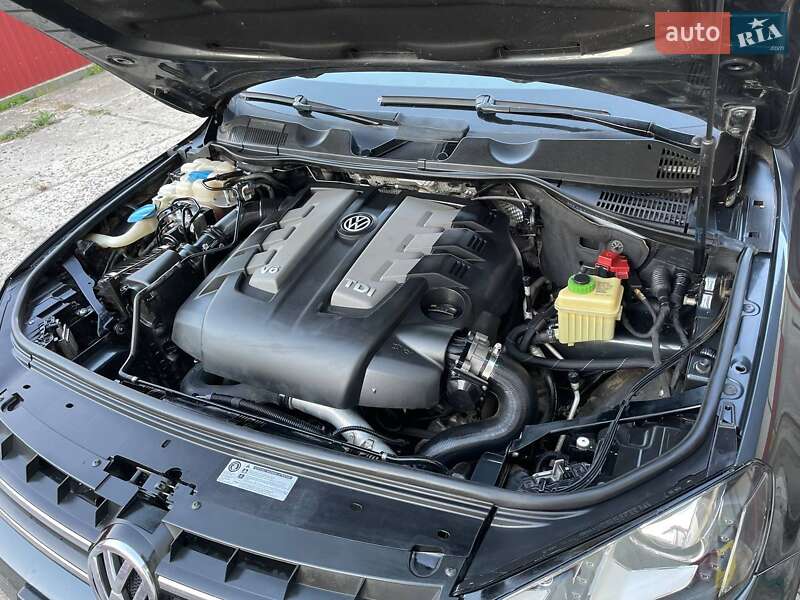 Внедорожник / Кроссовер Volkswagen Touareg 2011 в Сарнах