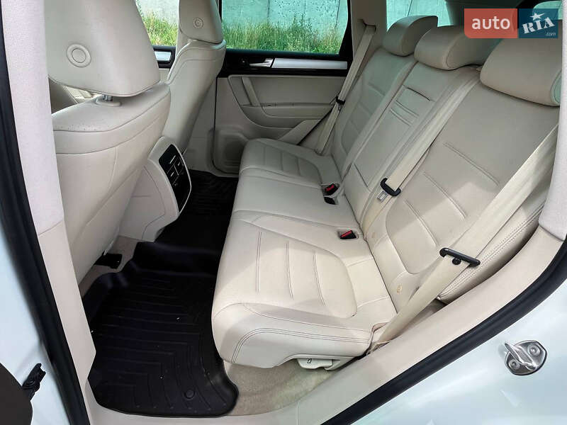 Внедорожник / Кроссовер Volkswagen Touareg 2011 в Киеве