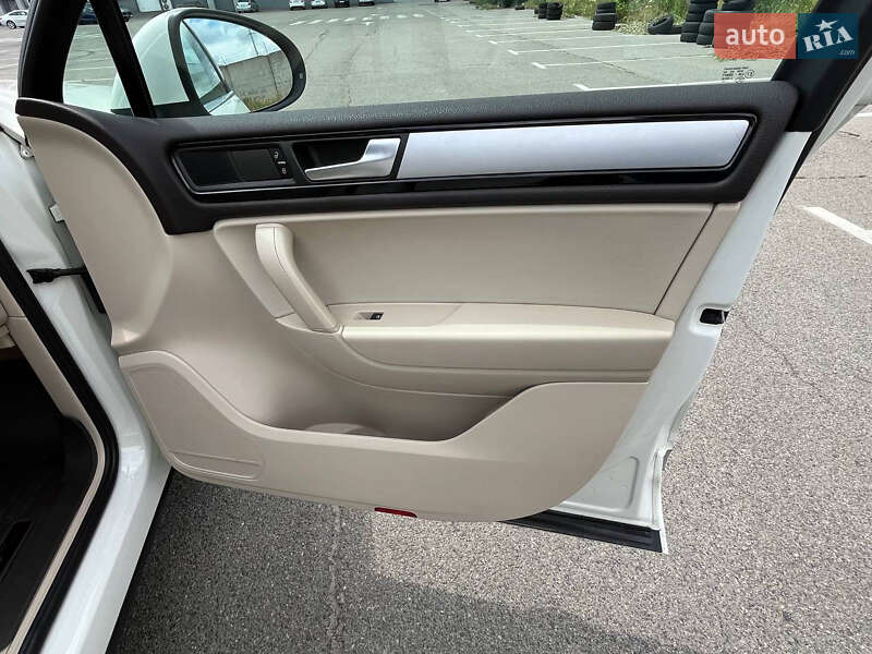 Внедорожник / Кроссовер Volkswagen Touareg 2011 в Киеве