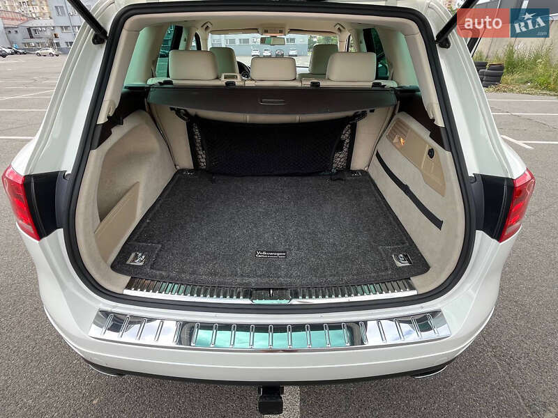 Внедорожник / Кроссовер Volkswagen Touareg 2011 в Киеве