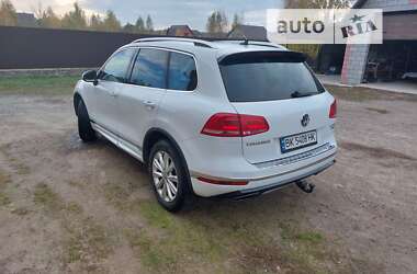 Внедорожник / Кроссовер Volkswagen Touareg 2015 в Сарнах