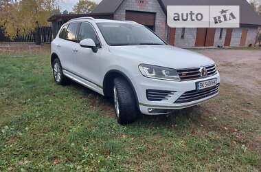 Внедорожник / Кроссовер Volkswagen Touareg 2015 в Сарнах