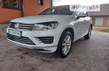 Внедорожник / Кроссовер Volkswagen Touareg 2015 в Сарнах