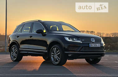 Позашляховик / Кросовер Volkswagen Touareg 2015 в Рівному