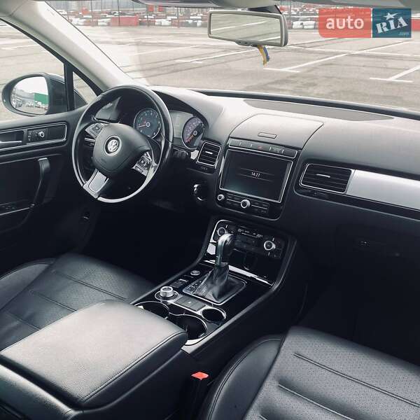 Внедорожник / Кроссовер Volkswagen Touareg 2014 в Киеве