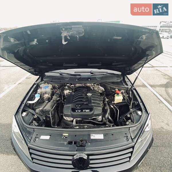 Внедорожник / Кроссовер Volkswagen Touareg 2014 в Киеве