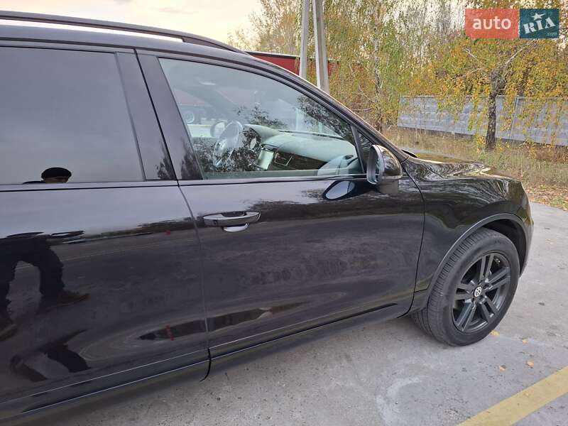Внедорожник / Кроссовер Volkswagen Touareg 2014 в Киеве