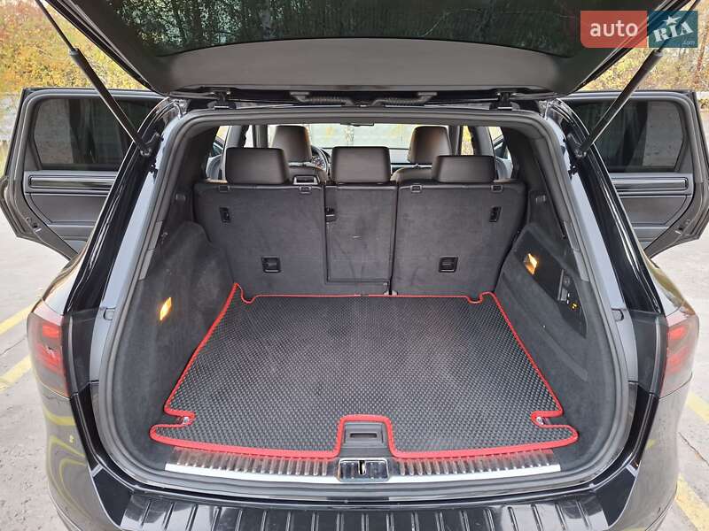 Внедорожник / Кроссовер Volkswagen Touareg 2014 в Киеве