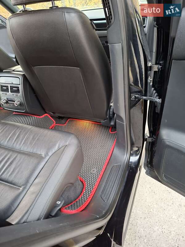 Внедорожник / Кроссовер Volkswagen Touareg 2014 в Киеве