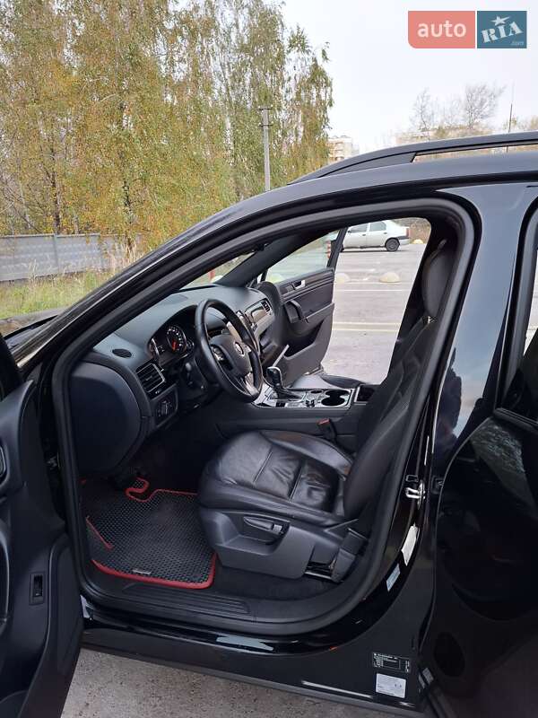 Внедорожник / Кроссовер Volkswagen Touareg 2014 в Киеве