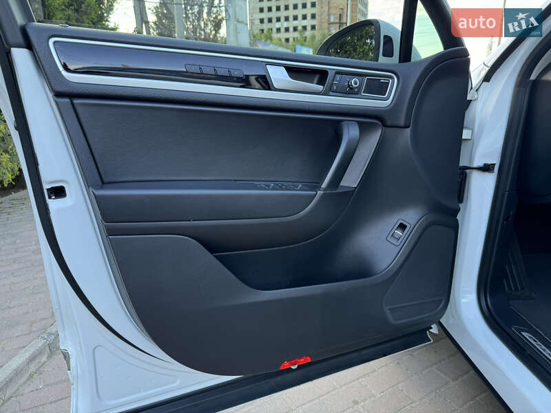 Позашляховик / Кросовер Volkswagen Touareg 2013 в Чернівцях