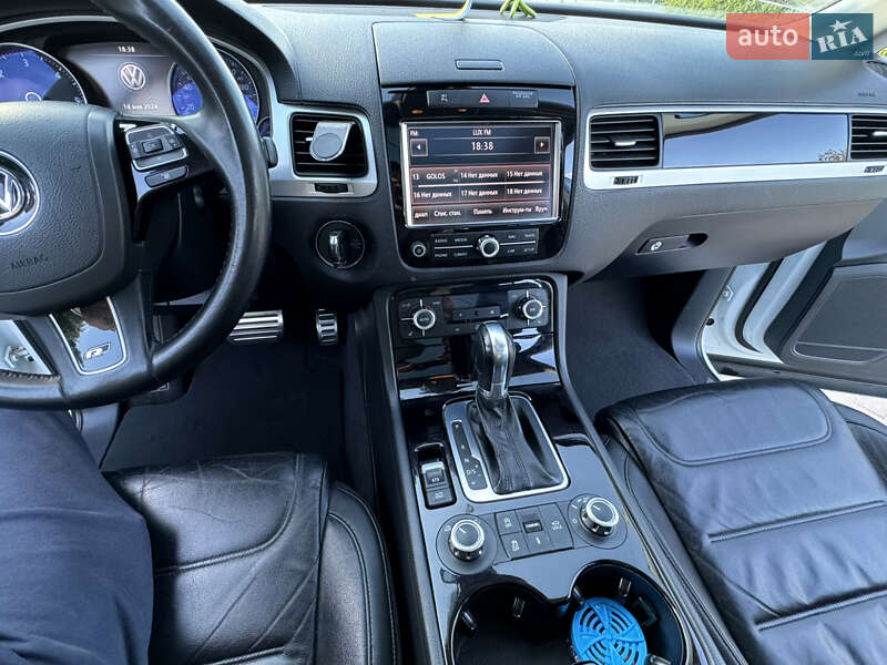 Позашляховик / Кросовер Volkswagen Touareg 2013 в Чернівцях