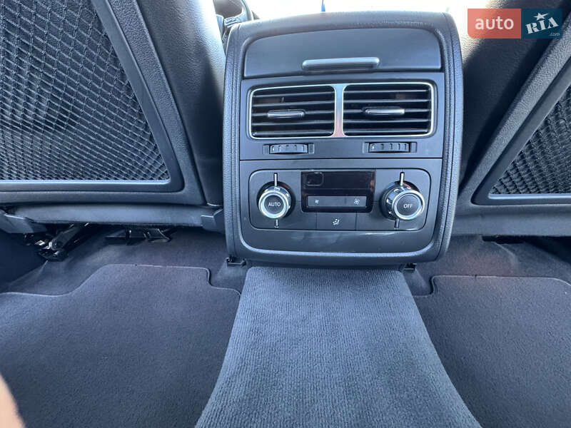 Позашляховик / Кросовер Volkswagen Touareg 2013 в Чернівцях