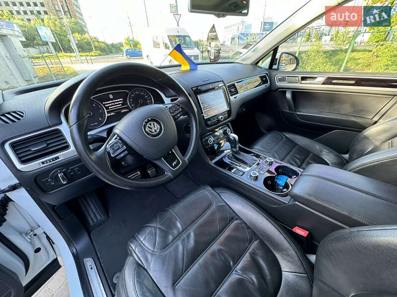 Позашляховик / Кросовер Volkswagen Touareg 2013 в Чернівцях