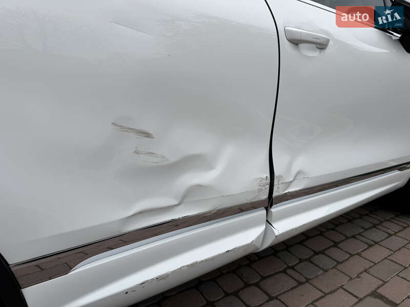 Позашляховик / Кросовер Volkswagen Touareg 2013 в Чернівцях