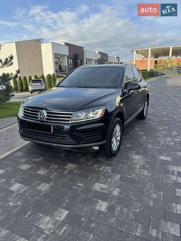 Внедорожник / Кроссовер Volkswagen Touareg 2015 в 