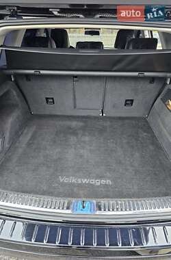 Позашляховик / Кросовер Volkswagen Touareg 2011 в 