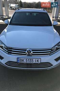 Внедорожник / Кроссовер Volkswagen Touareg 2015 в Радивилове