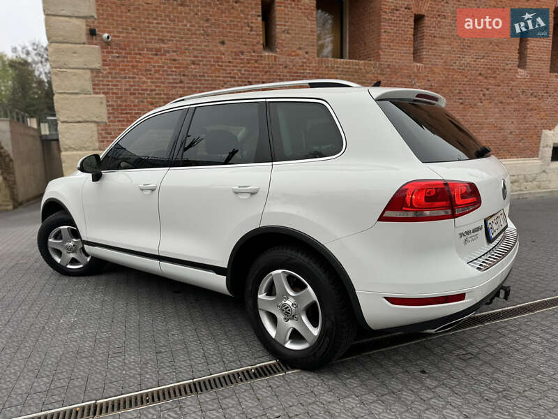 Внедорожник / Кроссовер Volkswagen Touareg 2012 в Львове