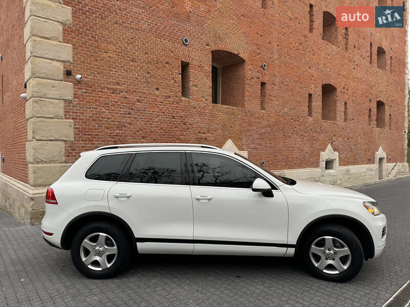 Внедорожник / Кроссовер Volkswagen Touareg 2012 в Львове