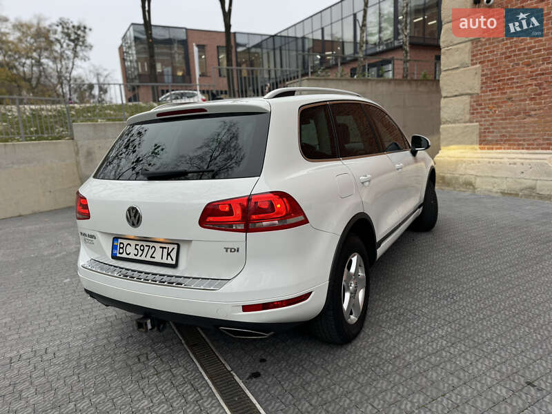 Внедорожник / Кроссовер Volkswagen Touareg 2012 в Львове